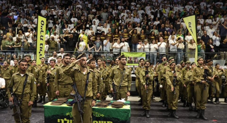 כ-300 לוחמים של גולני, מחזור מרץ. 2024, קיבלו את הכומתה החומה, בטקס מרגש שנערך בהיכל האנרבוקס בחדרה.