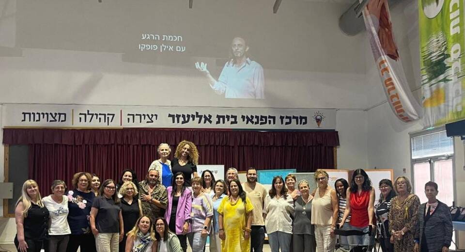 בחדרה פועלים יותר מ-10,000 מתנדבים בלמעלה מ-100 ארגונים, עמותות ותוכניות התנדבות.