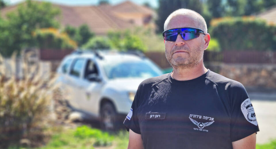 פקח איכות הסביבה של המועצה רונן דגן יצא לשטח והפעיל אמצעי צילום שהוצבו והביא לתפיסתו של הנהג על חם ובשעת המעשה.