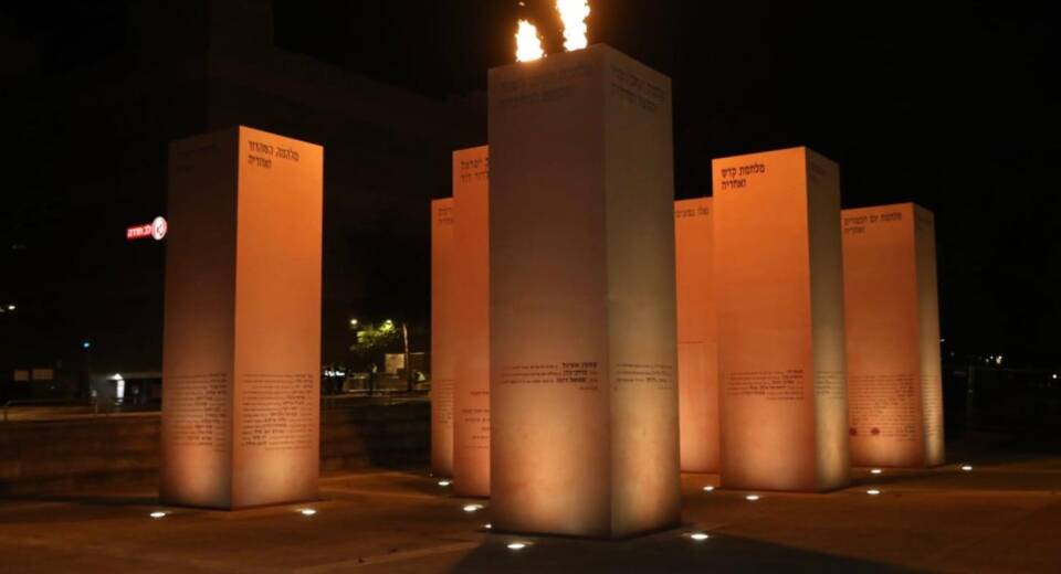 עמודי הזכרון באנדרטה בחדרה