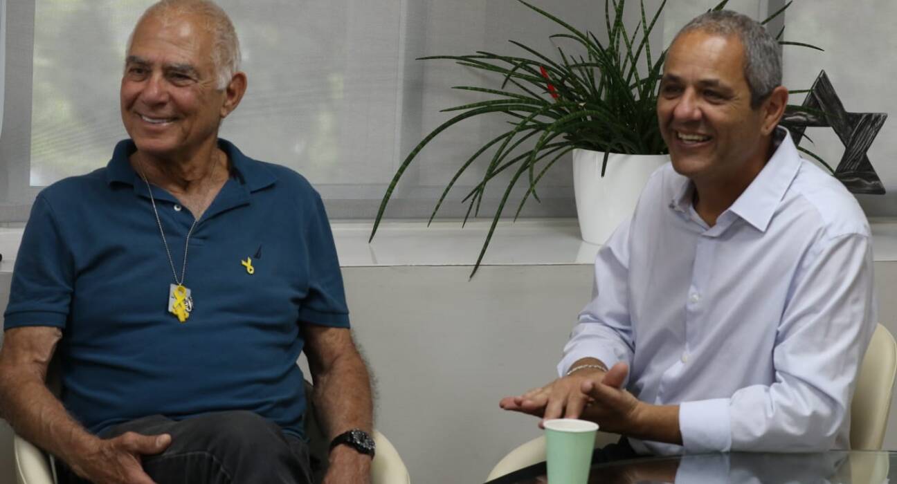 גדי מוזס שנולד בעיר וחזר מהשבי לאחר 482 יום התארח אצל ראש העיר ניר בן חיים וסייר במחוזות ילדותו
