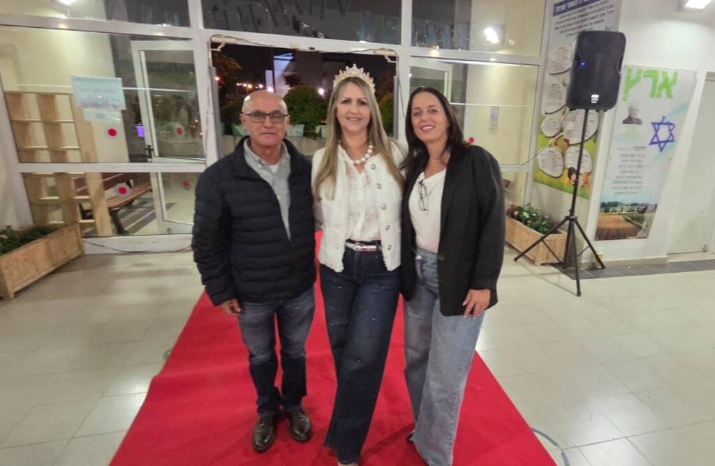 אירוע פרידה מרגש מסכם 12 שנות עשייה חינוכית של מנהלת בית הספר שדות, טלמור קלוס