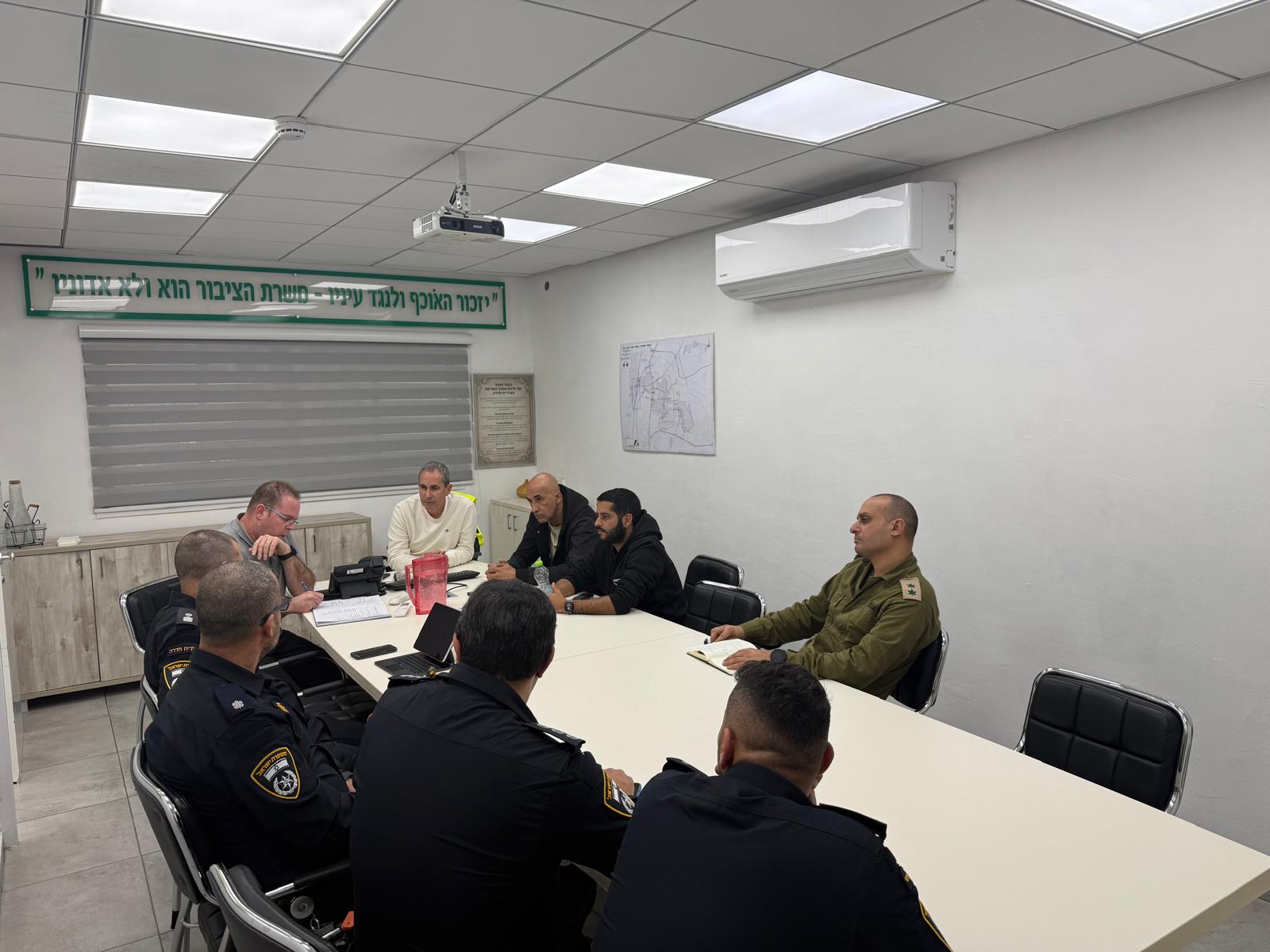 מחזקים את הביטחון בחדרה: מפקד תחנת משטרת חדרה נפגש עם גורמי הביטחון העירוניים